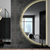 Specchio LED Mezza Luna | Controllo tramite interruttore a muro | Luce bianca neutra - Reyze Serie Ambient Modello 1 - Lato Destro